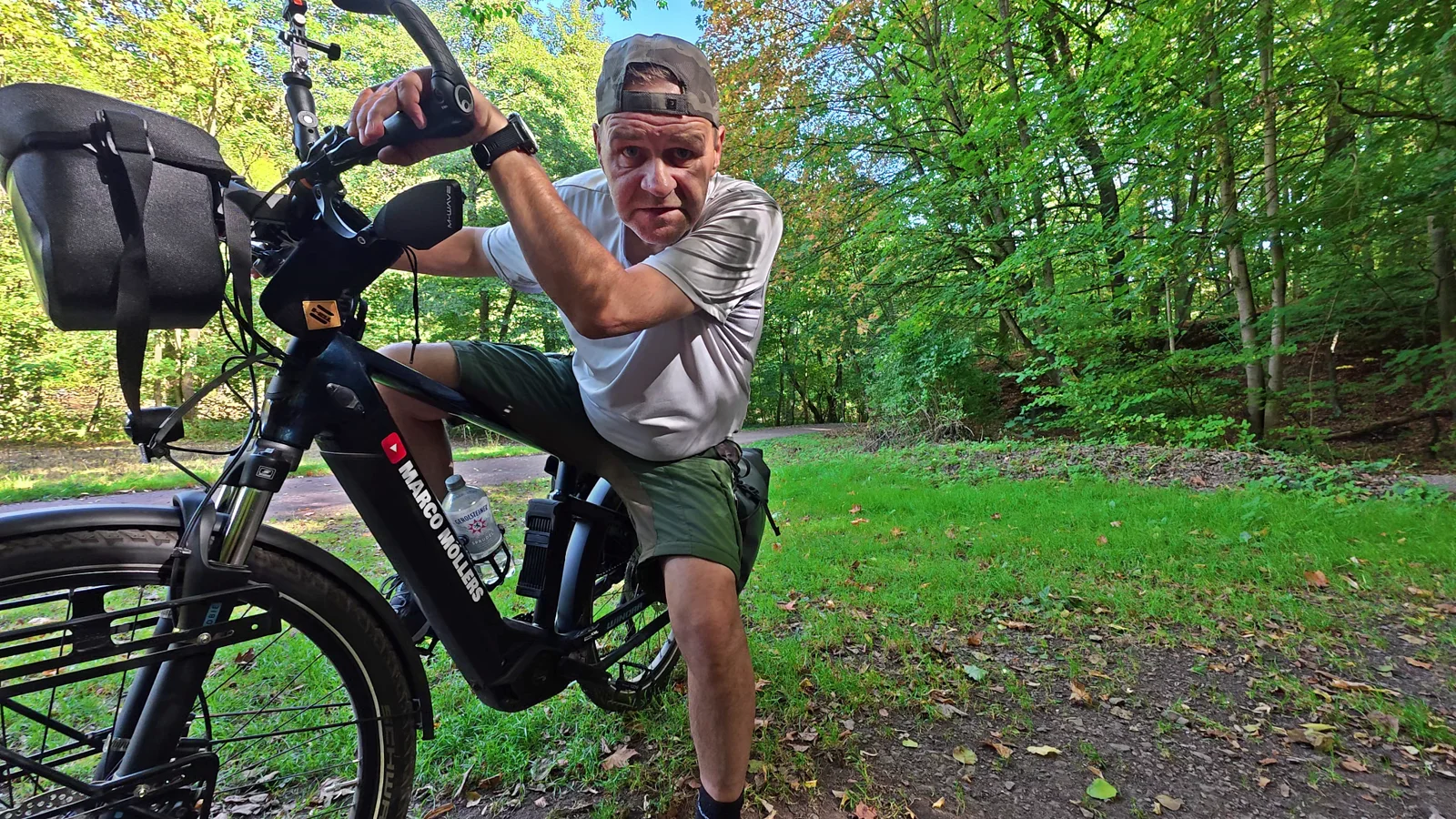 Marco mit seinem E-Bike auf einem Waldweg