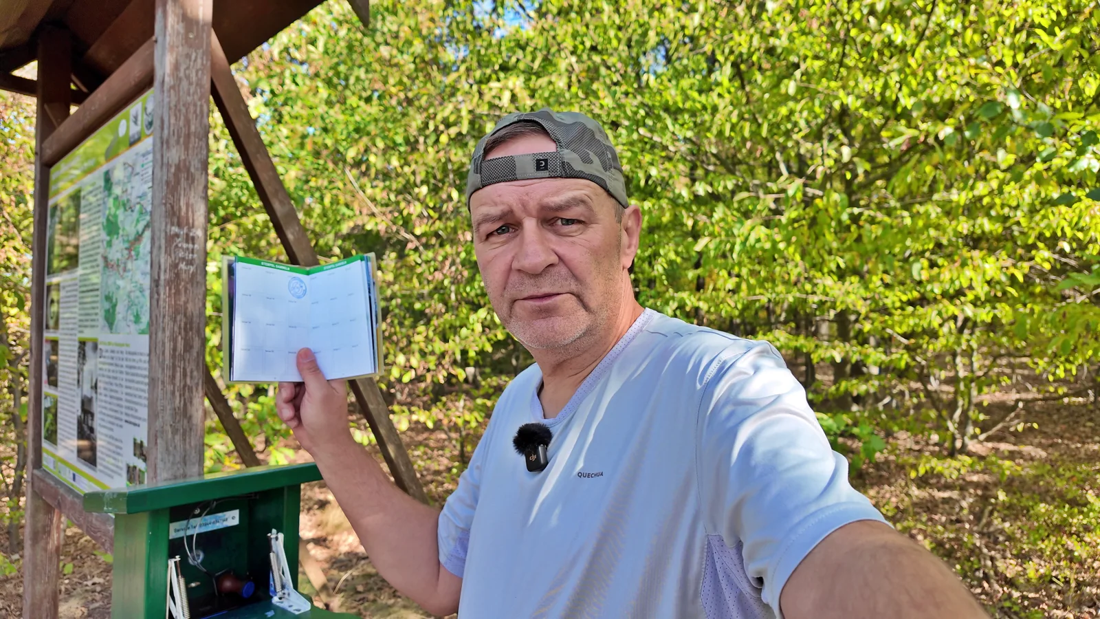 Marco mit seinem Stempelheft an einer Stempelstelle der Harzer Wandernadel